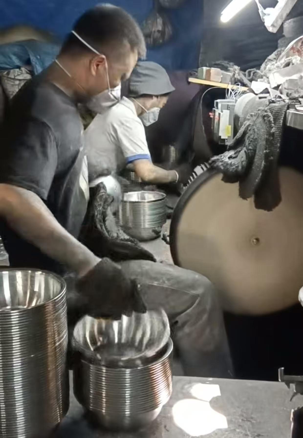 开云Kaiyun-湖南夫妻分享面盆抛光日常走红，当事人：每天做上千个，家人在身边就是最好